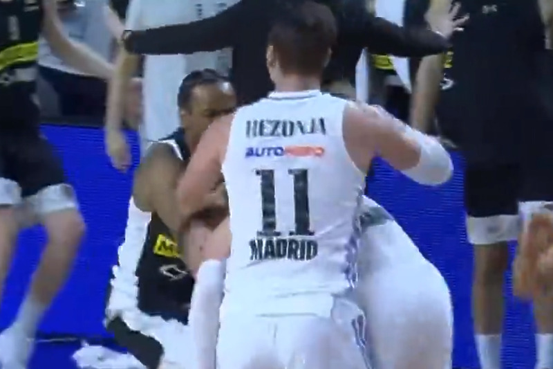 Hezonja je u svom tom haosu udario i Musu (Foto: Screenshot)