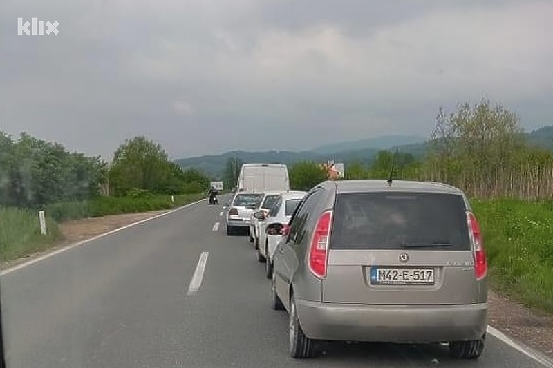 Na magistralnom putu Tuzla - Doboj stvorene su saobraćajne gužve (Foto: Facebook)