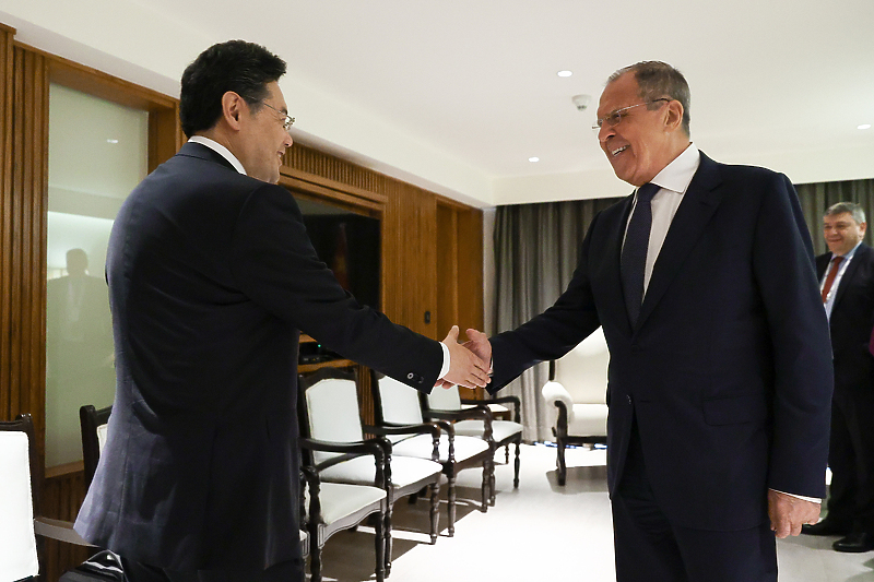 Qin Gang i Sergej Lavrov (Foto: EPA-EFE)