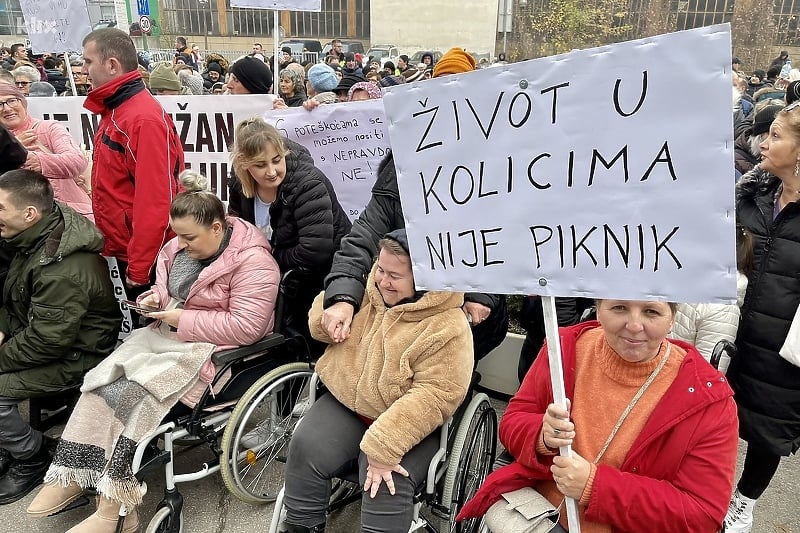 Fotografija s protesta udruženja invalida trećeg decembra u Sarajevu (Foto: Arhiv/Klix.ba)