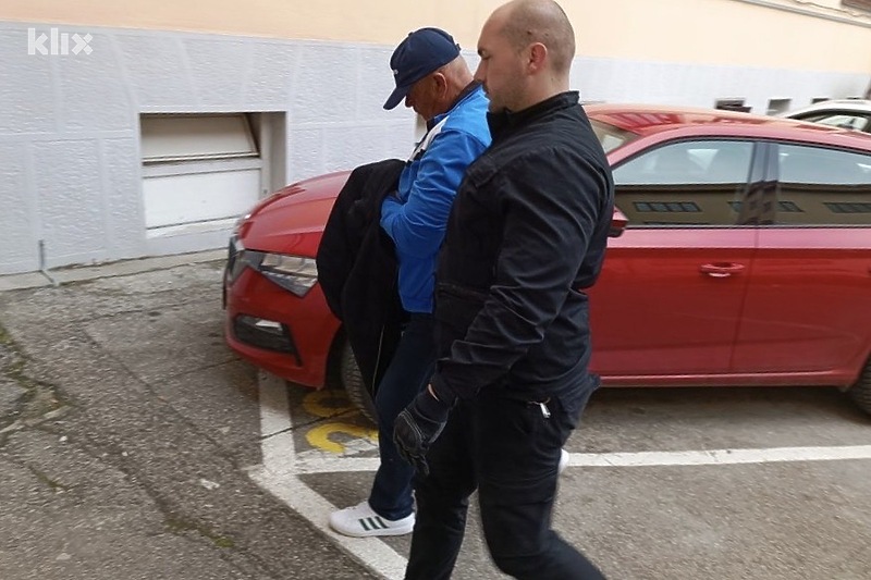 Detalj tokom privođenja uhapšenih u prostorije policije u Tuzli (Foto: MUP TK)