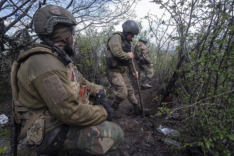 Pripadnici protuzračne raketne divizije 57. brigade ukrajinske vojske na položaju izvan Bakhmuta u U (Foto: EPA-EFE)