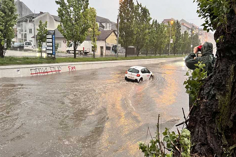 Poplavljena Partizanovska ulica u Novom Sadu (Foto: 021.rs)