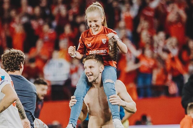 Ivan Rakitić je pobjedu proslavio sa kćerkom (Foto: Instagram)