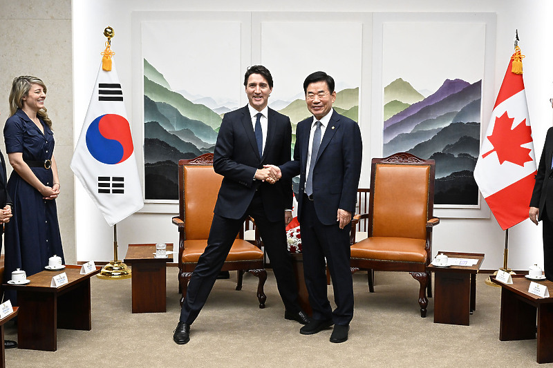 Justin Trudeau i Kim Jin-pyo (Foto: EPA-EFE)