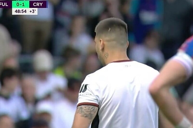 Mitrović je prvo poluvrijeme igrao bez broja i prezimena na dresu (Foto: Screenshot/Arena Sport)