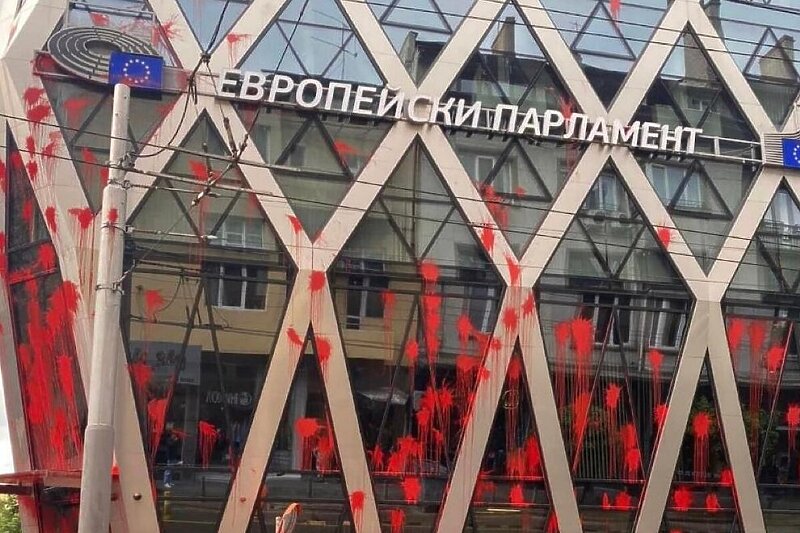 Zgrada EU parlamenta u Sofiji isprskana je crvenom bojom (Foto: Twitter)