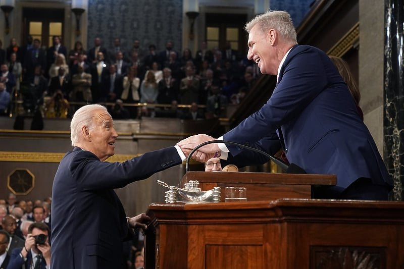 Američki predsjednik Joe Biden rukuje se sa predsjednikom Predstavničkog doma Kevinom McCartyjem (Foto: EPA-EFE)