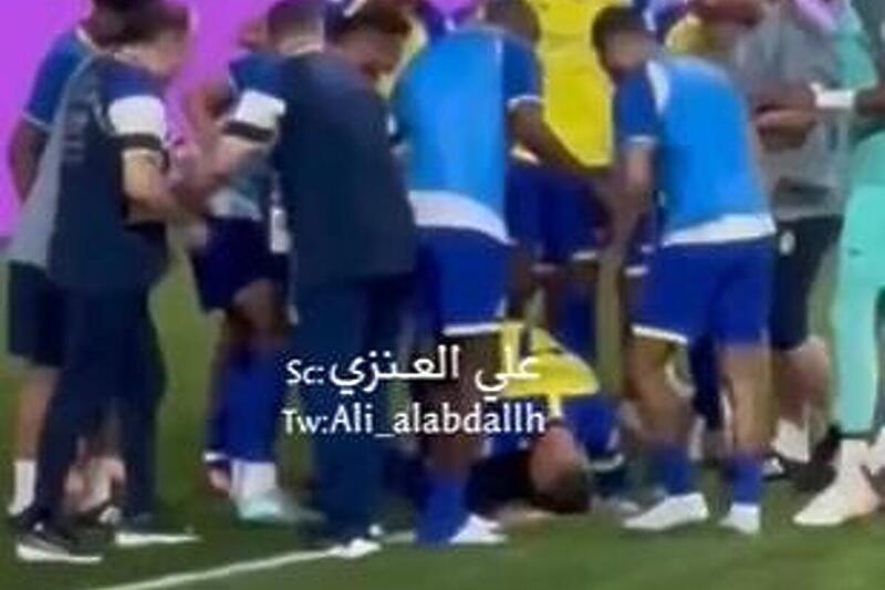 Trenutak kada je Ronaldo pao na sedždu (Foto: Screenshot/Twitter)