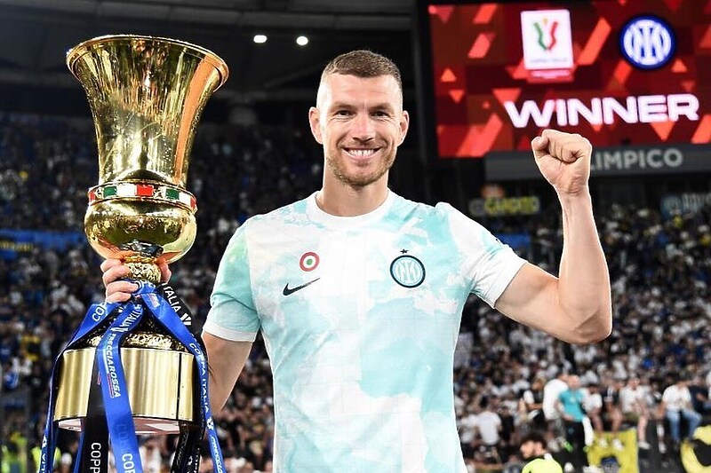 Edin Džeko s trofejom Kupa Italije (Foto: Instagram)