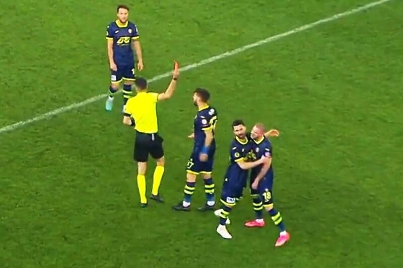 Trenutak kada je Mujakiću pokazan crveni karton (Foto: Screenshot)
