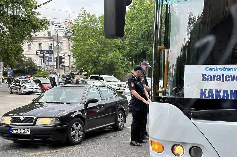 Policijski službenici vrše uviđaj (Foto: Klix.ba)