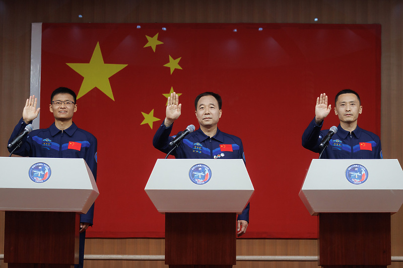 Astronauti Gui Haichao, Jing Haipeng i Zhu Yangzhu (Foto: EPA-EFE)