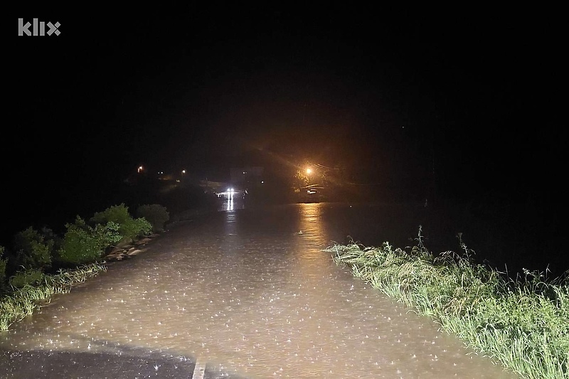 Poplavljen put Čelić - Koraj (Foto: Klix.ba)