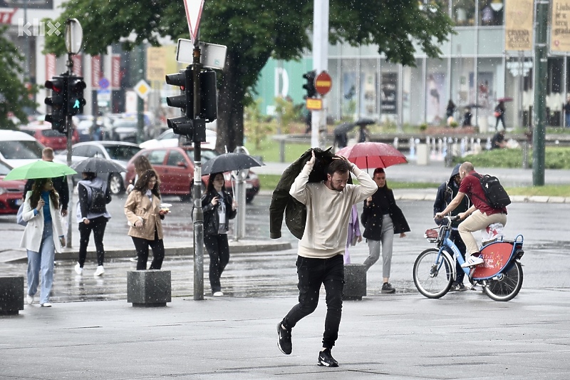 Kišobrani i toplija odjeća još uvijek će nam biti potrebni (Foto: T. S./Klix.ba)