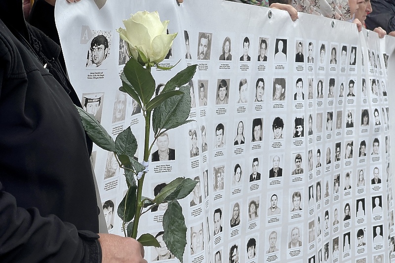U Prijedoru je prije 31 godinu ubijeno u 102 dijete, u znak sjećanja na njih položene su bijele ruže (Foto: E. M./Klix.ba)