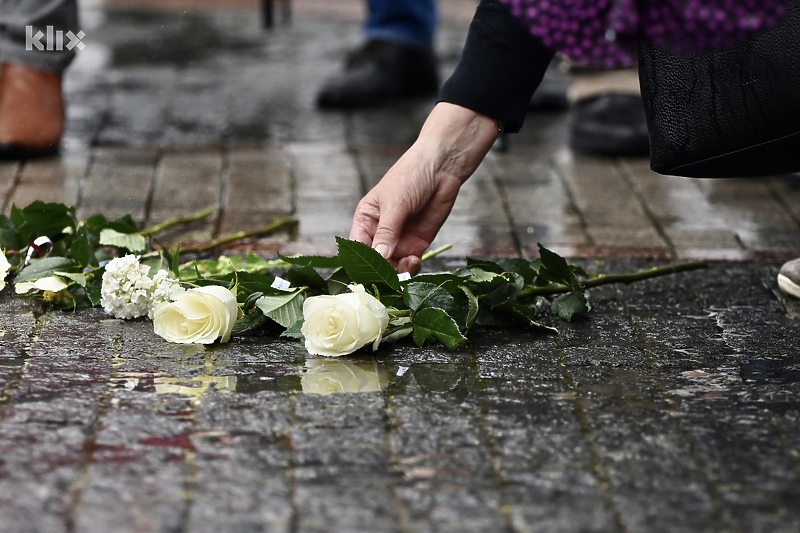 Dan bijelih traka u Prijedoru obilježen je ostavljanjem ruža za stradalu djecu (Foto: E. M./Klix.ba)