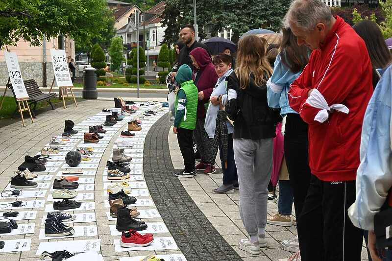 Cvijeće i sjećenje na 102 ubijena djeteta u Prijedoru (Foto: Facebook/Nermin Ogrešević)