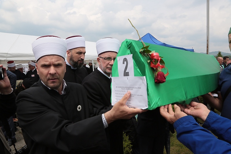 Dženaza u Memorijalnom kompleksu Gornja Kalesija (Foto: MINA)