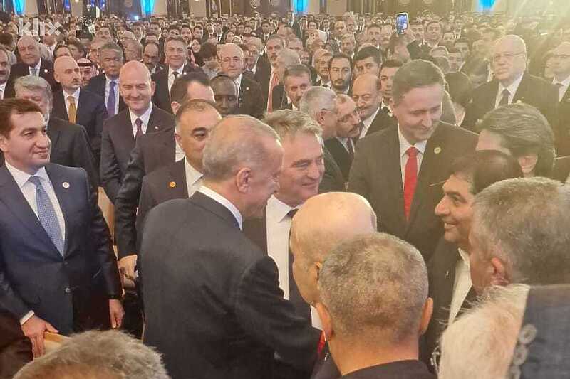 Erdogan na inauguraciji sa članovima Predsjedništva BiH i drugim zvanicama (Foto: Klix.ba)