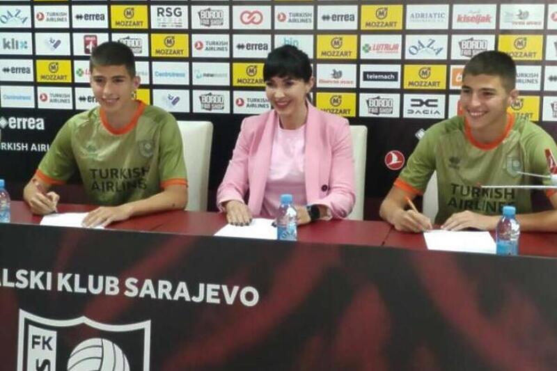 Aleksa i Sergej Popović s direktoricom FK Sarajevo Ajlom Alimanović