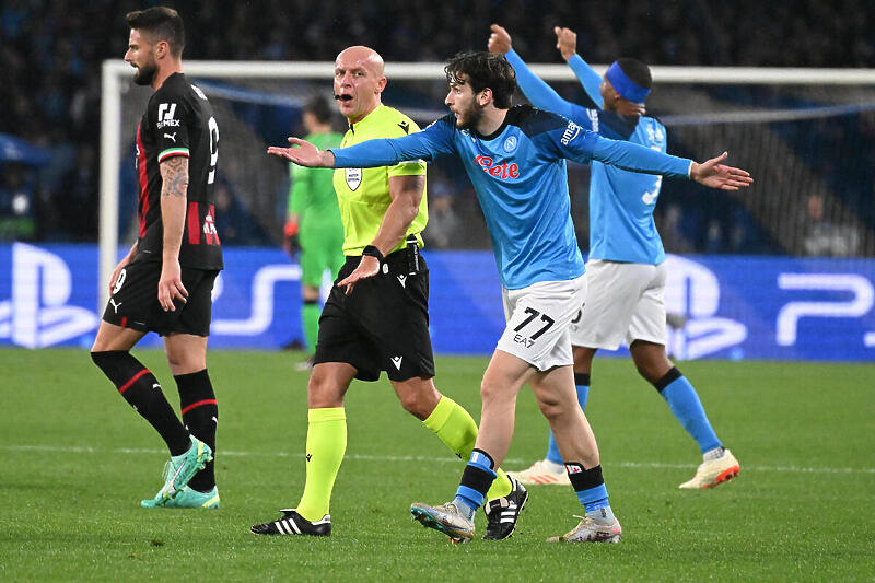 Szymon Marciniak sudio duel Milana i Napolija (Foto: EPA-EFE)