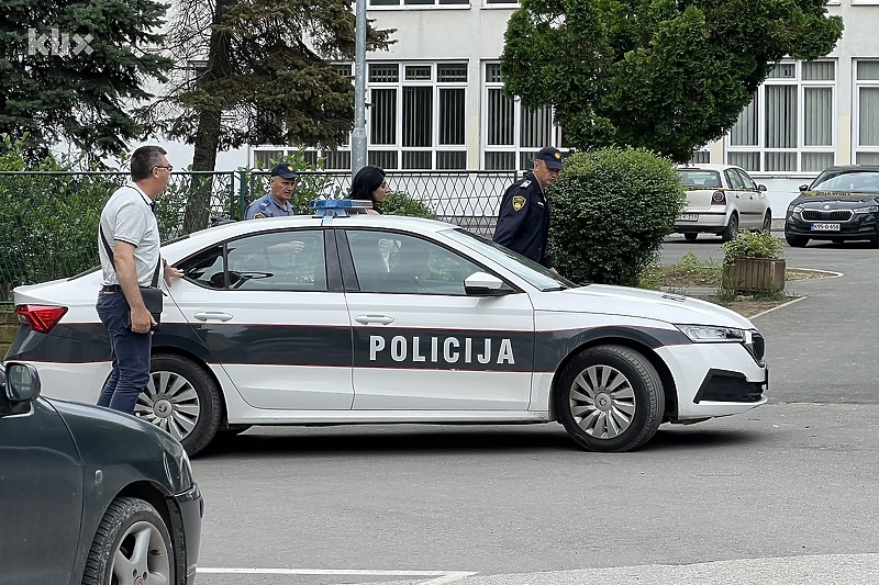 Policija ispred škole u Lukavcu (Foto: A. K./Klix.ba)