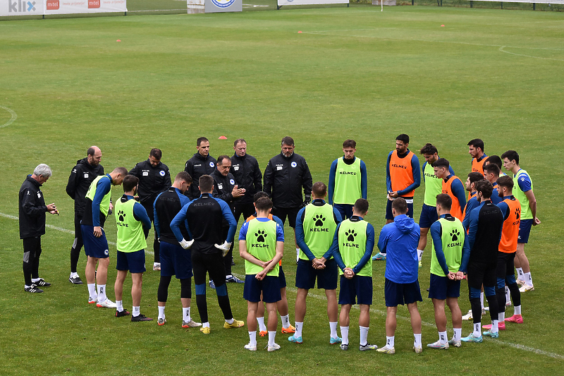 Igrači u žutim dresovima bi trebali početi duel u Lisabonu (Foto: NS BiH)