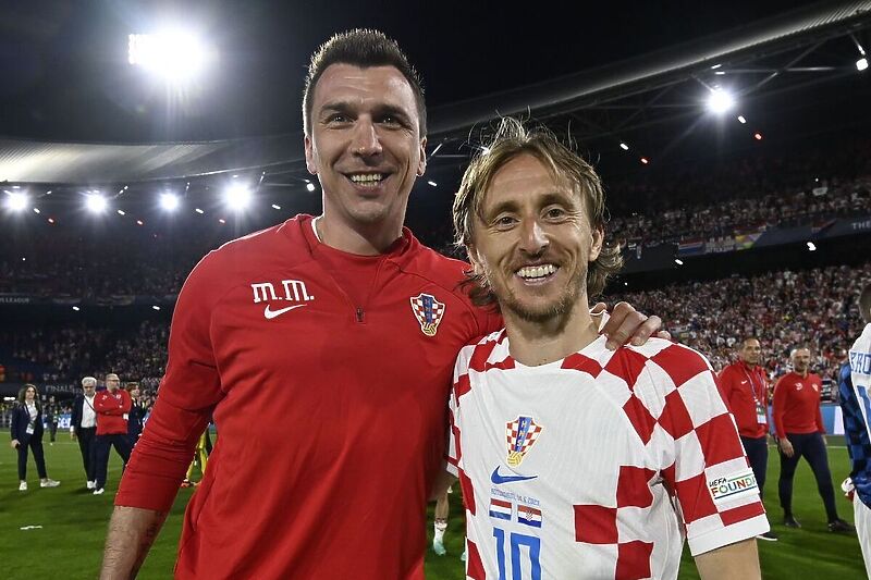 Mario Mandžukić i Luka Modrić (Foto: Hrvatski nogometni savez)