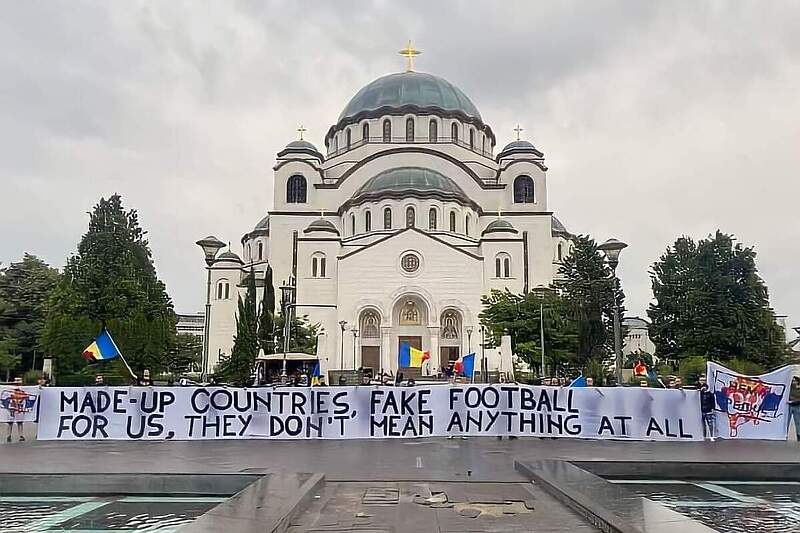 Poruka navijača Rumunije (Foto: Twitter)