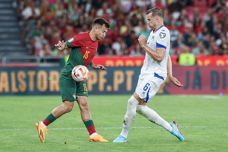 Otavio u duelu sa Saničaninom (Foto: EPA-EFE)