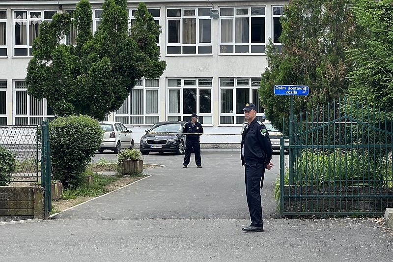 Policija ispred Osnovne škole Lukavac Grad nakon pucnjave (Foto: A. K./Klix.ba)