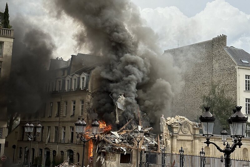 Snažna eksplozija odjeknula je danas u Parizu (Foto: Twitter)