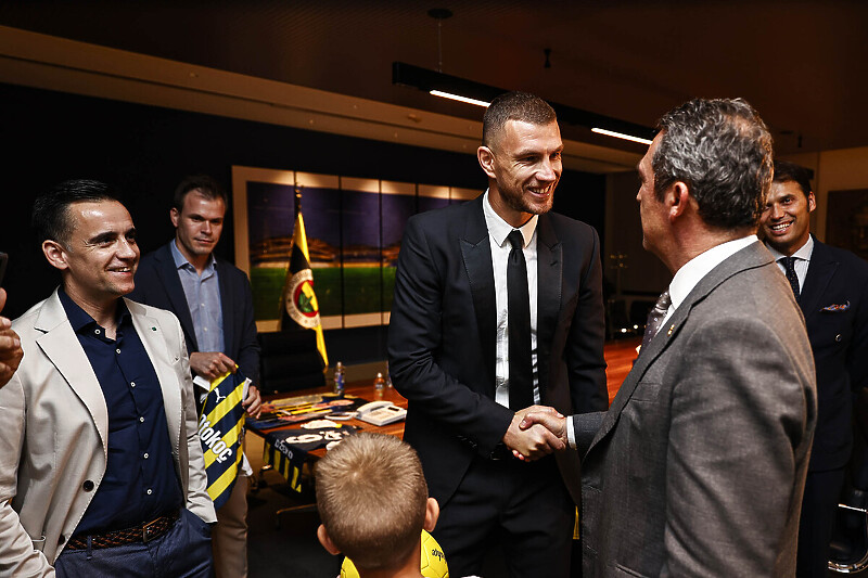 Džeko s čelnicima Fenerbahčea (Foto: Fenerbahčce)