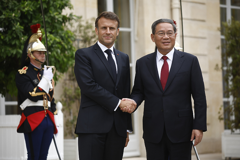 Emmanuel Macron i Li Qiang tokom susreta u Parizu (Foto: EPA-EFE)