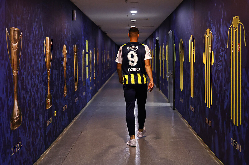 Džeko tokom obilaska Şükrü Saracoğlu stadiona (Foto: Fenerbahce)