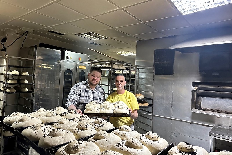 Zamjenik ambasadora Slovačke u sarajevskoj pekari pripremao paklame  (Foto: Facebook)