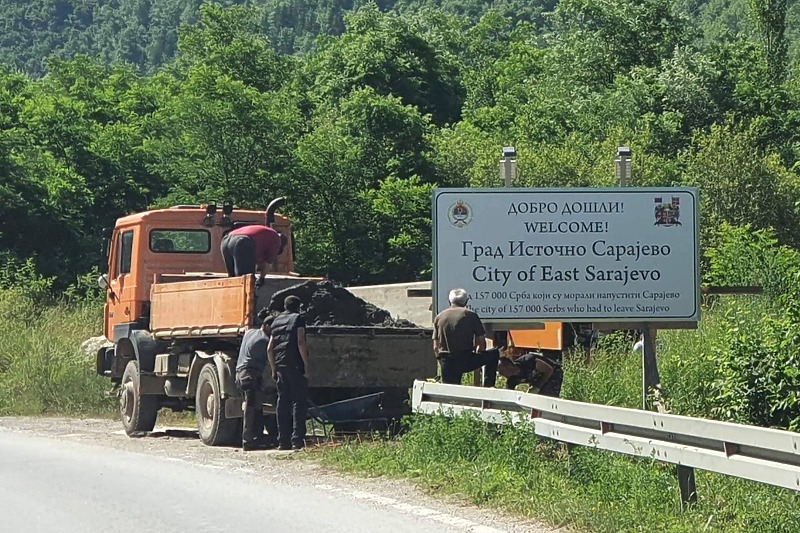 Tabla na ulazu u Istočno Sarajevo (Foto: Facebook)