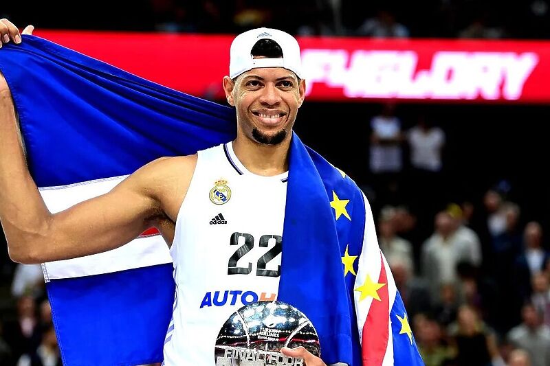 Tavares s nagradom MVP-a finala Eurolige (Foto: Euroleague)