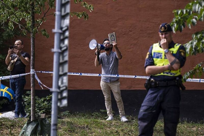 Foto: Twitter / Salwan Momika u glavnom gradu Švedske prije spaljivanja primjerka Kur'ana