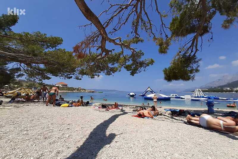 Turisti i mještani se odmaraju na plaži u Makarskoj (Foto: G. Š./Klix.ba)