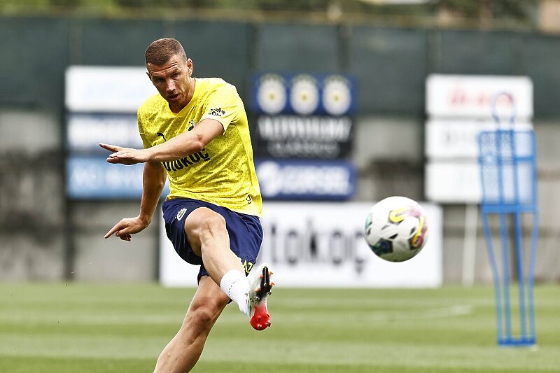 Džeko na treningu Fenerbahčea (Foto: Twitter)