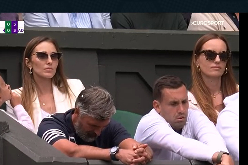 Dadilja porodice Đoković (desno) na meču 1. kola Wimbledona (Foto: Twitter)