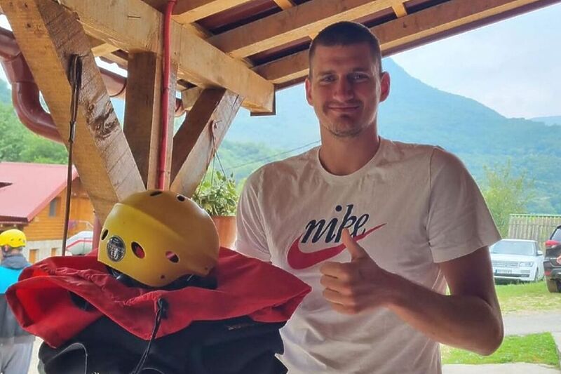 Nikola Jokić sa opremom za rafting (Foto: Instagram)