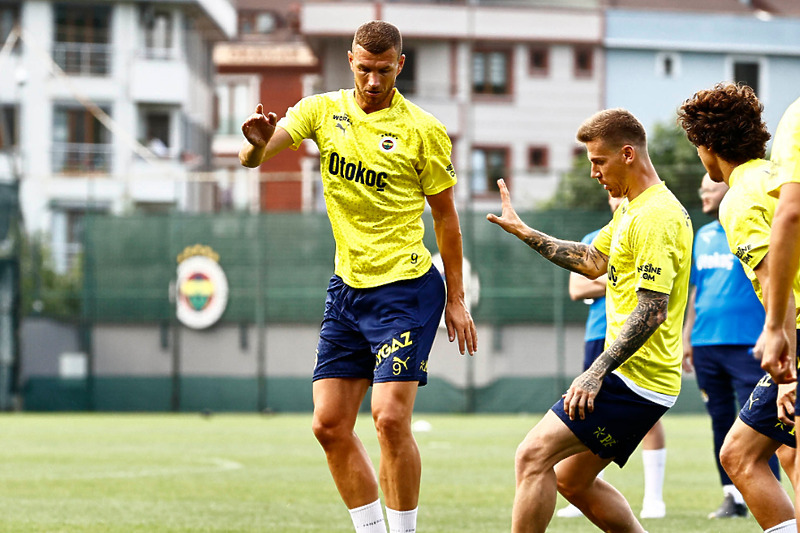 Džeko na posljednjem treningu u Istanbulu sinoć (Foto: Fenerbahce SK)