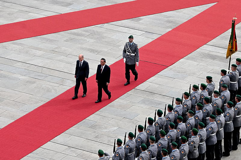 Njemački kancelar Olaf Scholz i kineski premijer Li Qiang u Berlinu šetaju tokom vojnih počasti