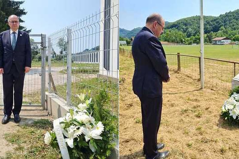 Schmidt je odao počast žrtvama masakra u Kravici i Novoj Kasabi (Foto: Twitter)