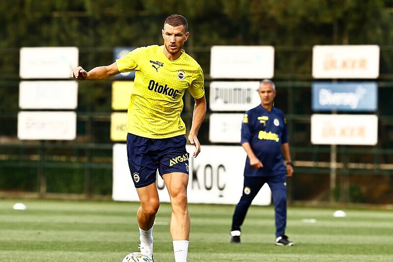 Džeko počeo utakmicu od prve minute (Foto: Fenerbahce)