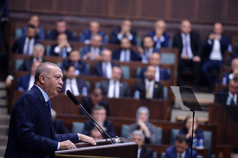 Erdogan se obraća članovima AKP-a (Foto: EPA-EFE)