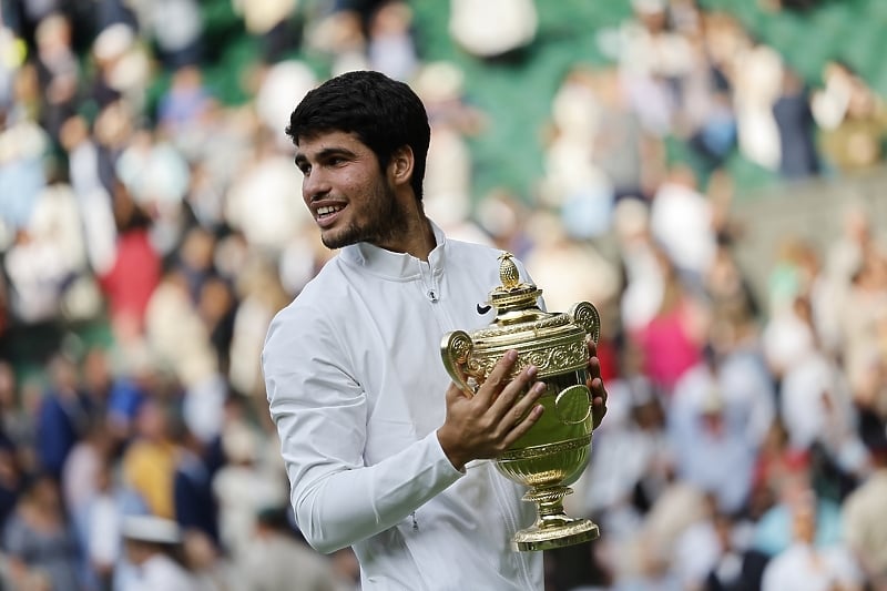 Alcaraz s trofejem Wimbledona (Foto: EPA-EFE)